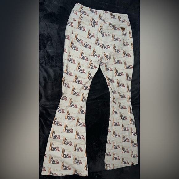 Women's Rock & Roll Western Print Pull On Flare Jean 31x34 - Picture 2 of 3